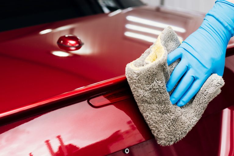 Réussir une retouche de carrosserie : les bons gestes pour un résultat propre