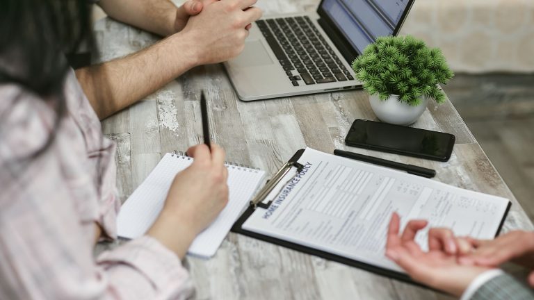 Bien utiliser un comparateur d&rsquo;assurance auto : la méthode qui change les résultats