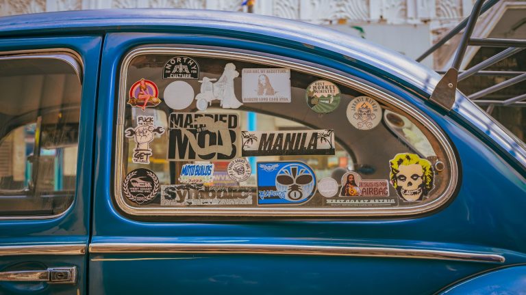 Comment enlever un autocollant sur une voiture sans abîmer la peinture