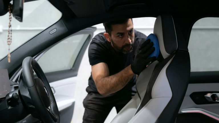 Comment nettoyer le cuir de voiture naturellement ?