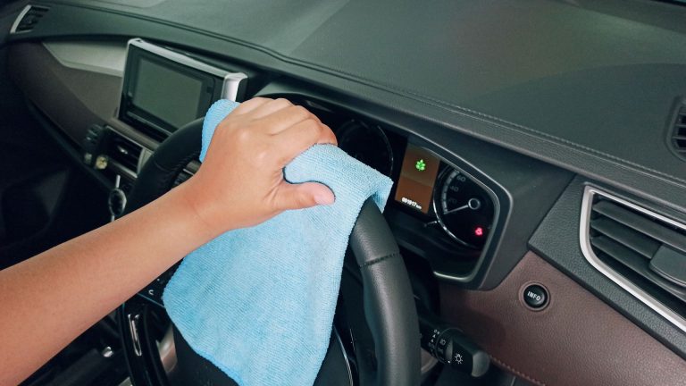 Comment nettoyer un volant de voiture qui colle ?
