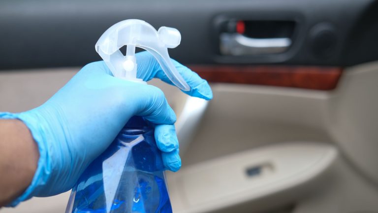 Comment nettoyer du vomi dans une voiture ?