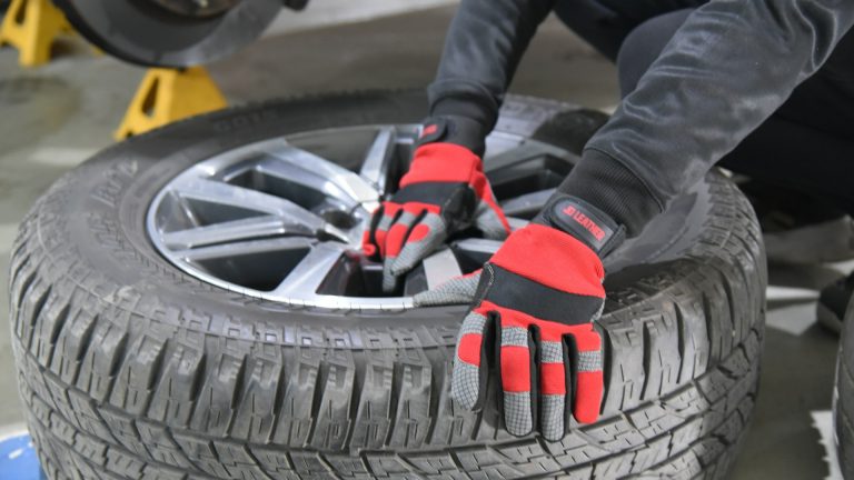 Réparer un pneu crevé sans garage : méthode