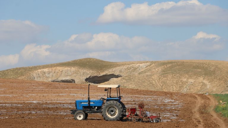 Permis et tracteur, quelles règles selon les cas ?